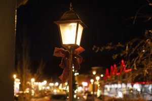 Manitou Springs Tree Lighting With Santa | Pikes Peak RV Park Lampost 300x200